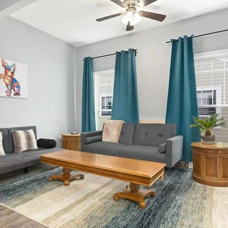 Recently Renovated Chic Durham Farmhouse エクステリア 写真