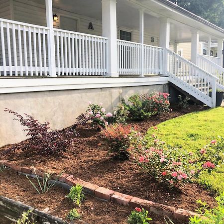 Recently Renovated Chic Durham Farmhouse エクステリア 写真