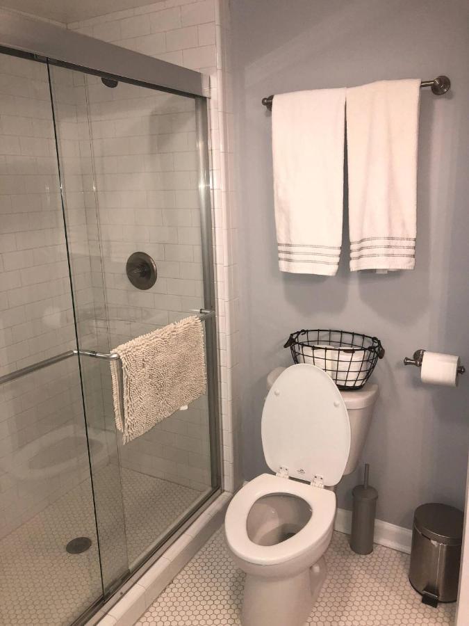 Recently Renovated Chic Durham Farmhouse エクステリア 写真
