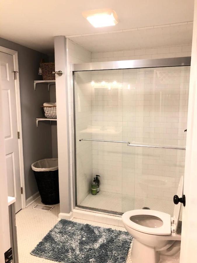 Recently Renovated Chic Durham Farmhouse エクステリア 写真