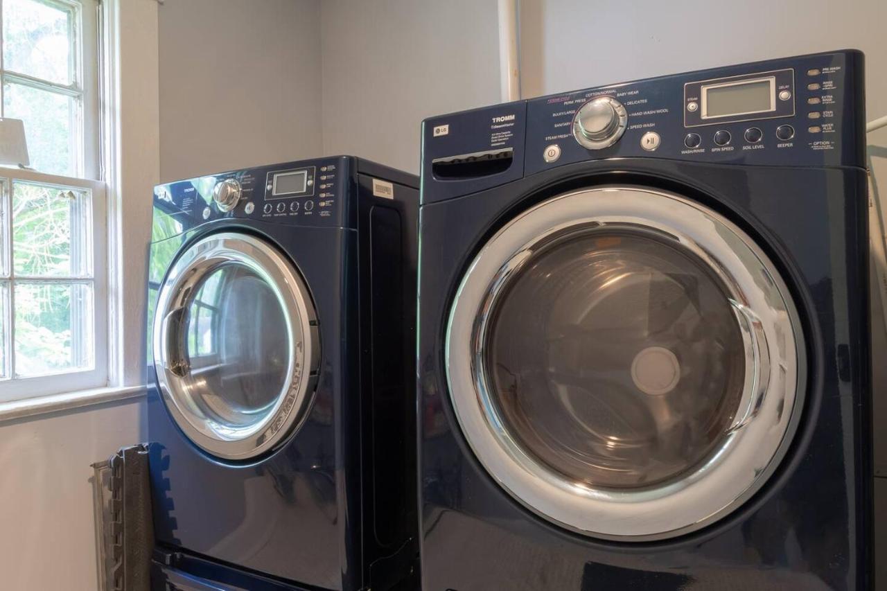 Recently Renovated Chic Durham Farmhouse エクステリア 写真