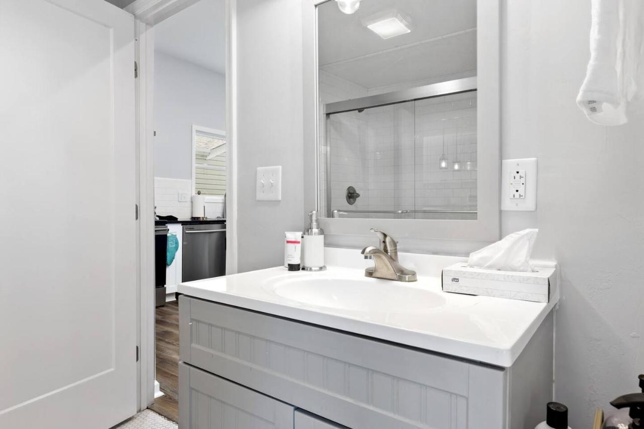 Recently Renovated Chic Durham Farmhouse エクステリア 写真