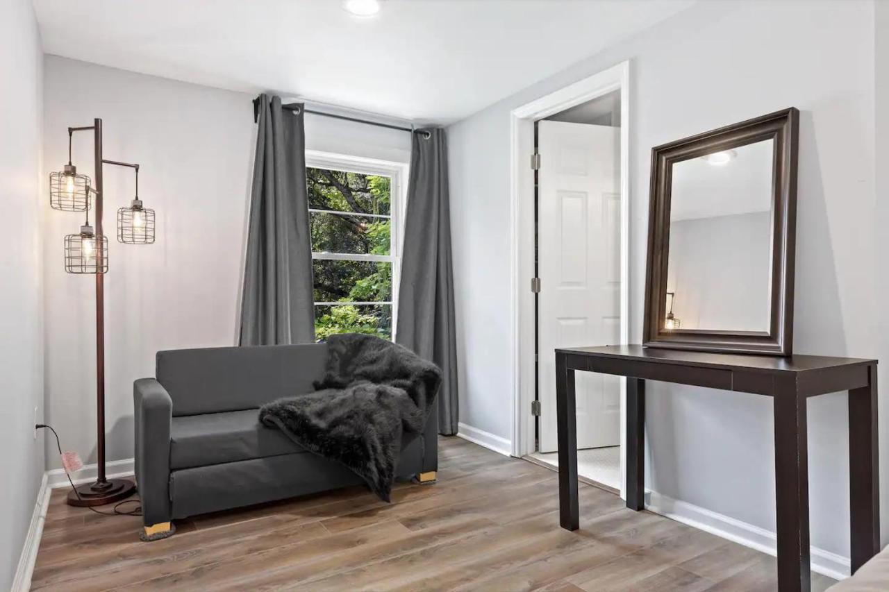 Recently Renovated Chic Durham Farmhouse エクステリア 写真
