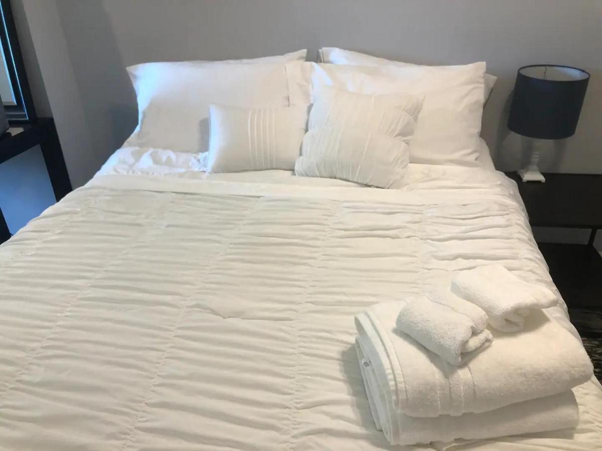 Recently Renovated Chic Durham Farmhouse エクステリア 写真