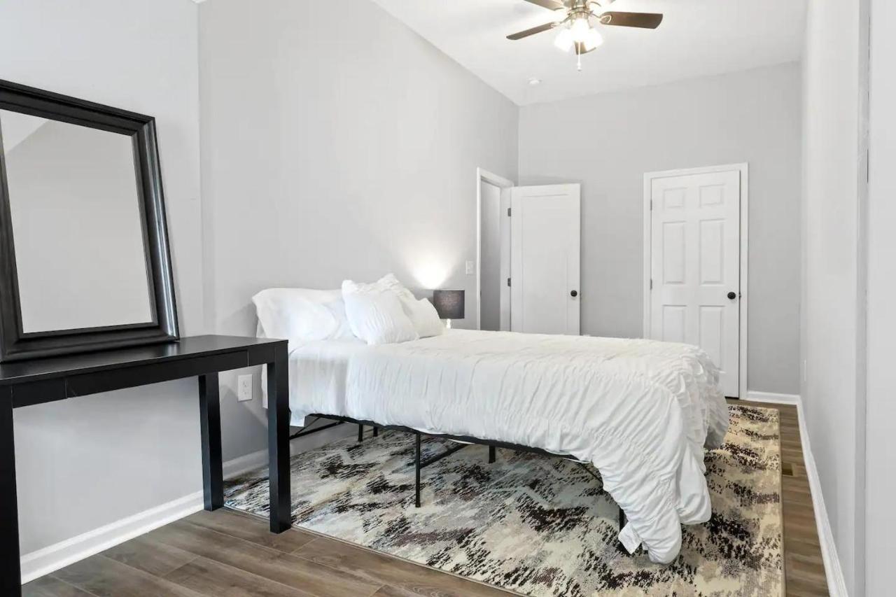 Recently Renovated Chic Durham Farmhouse エクステリア 写真