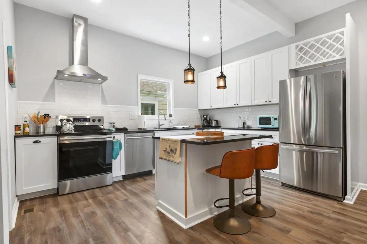 Recently Renovated Chic Durham Farmhouse エクステリア 写真