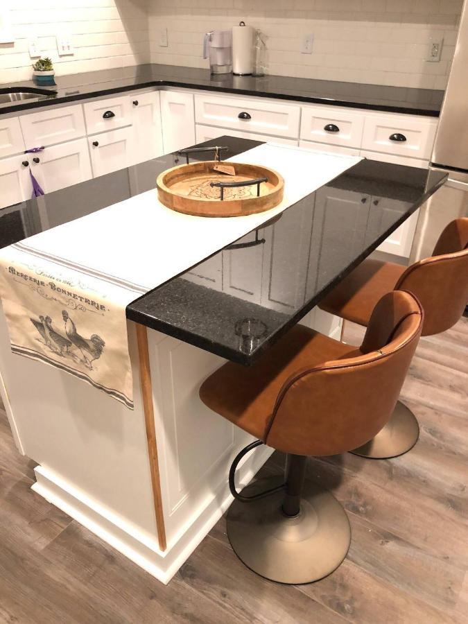 Recently Renovated Chic Durham Farmhouse エクステリア 写真