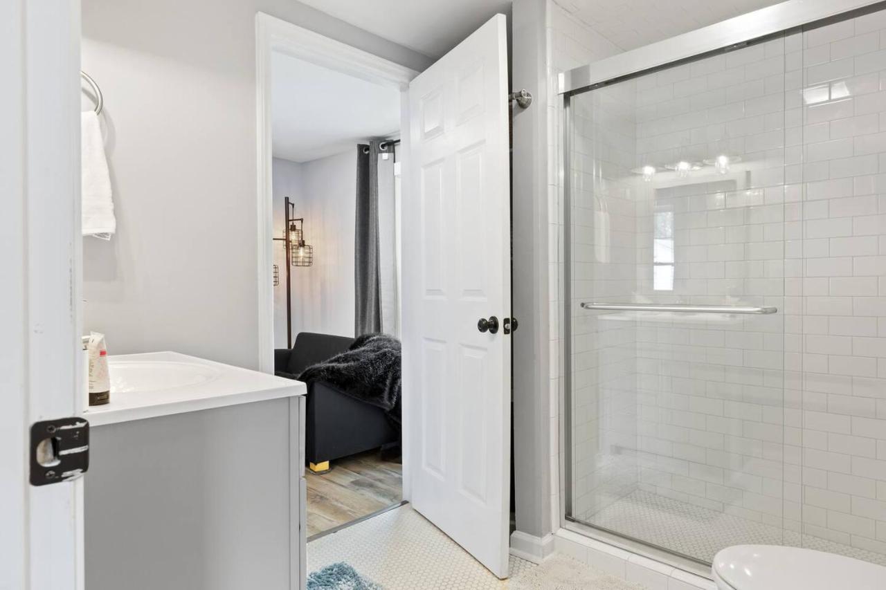 Recently Renovated Chic Durham Farmhouse エクステリア 写真