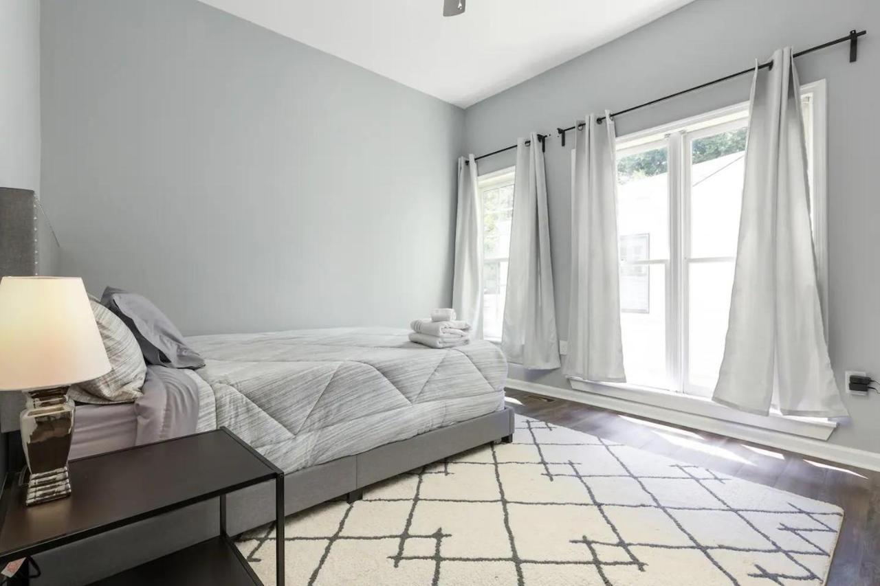 Recently Renovated Chic Durham Farmhouse エクステリア 写真