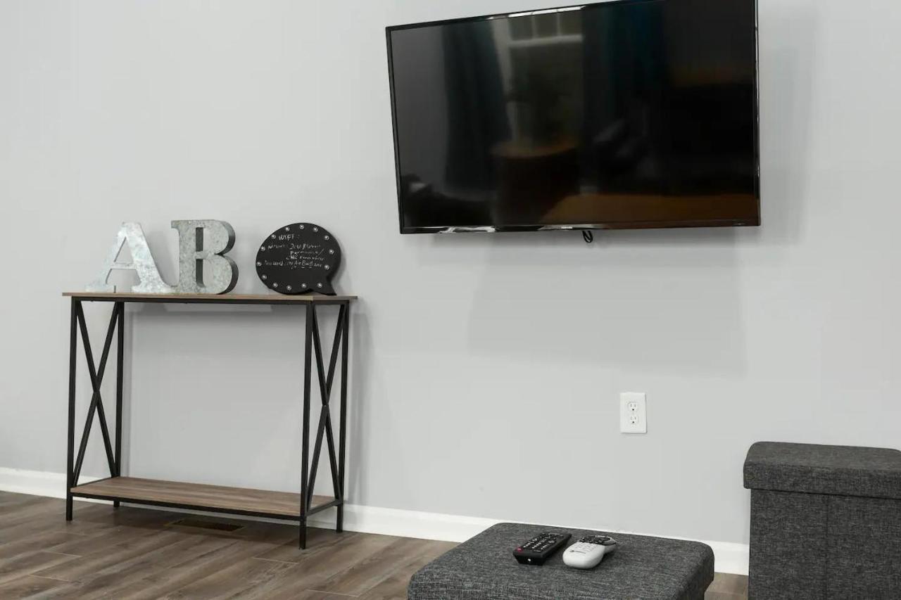 Recently Renovated Chic Durham Farmhouse エクステリア 写真