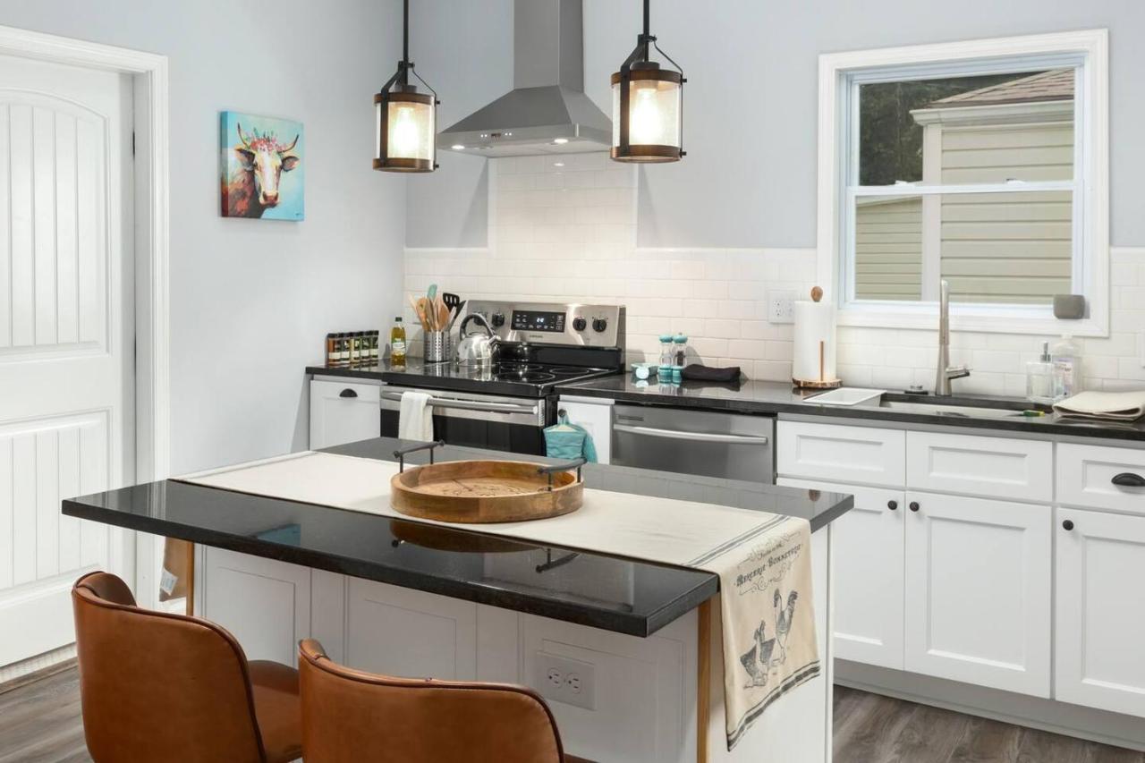 Recently Renovated Chic Durham Farmhouse エクステリア 写真