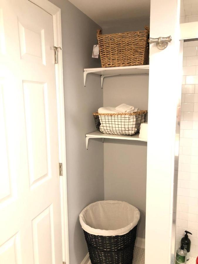 Recently Renovated Chic Durham Farmhouse エクステリア 写真
