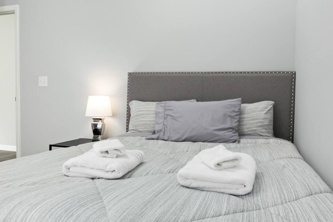 Recently Renovated Chic Durham Farmhouse エクステリア 写真