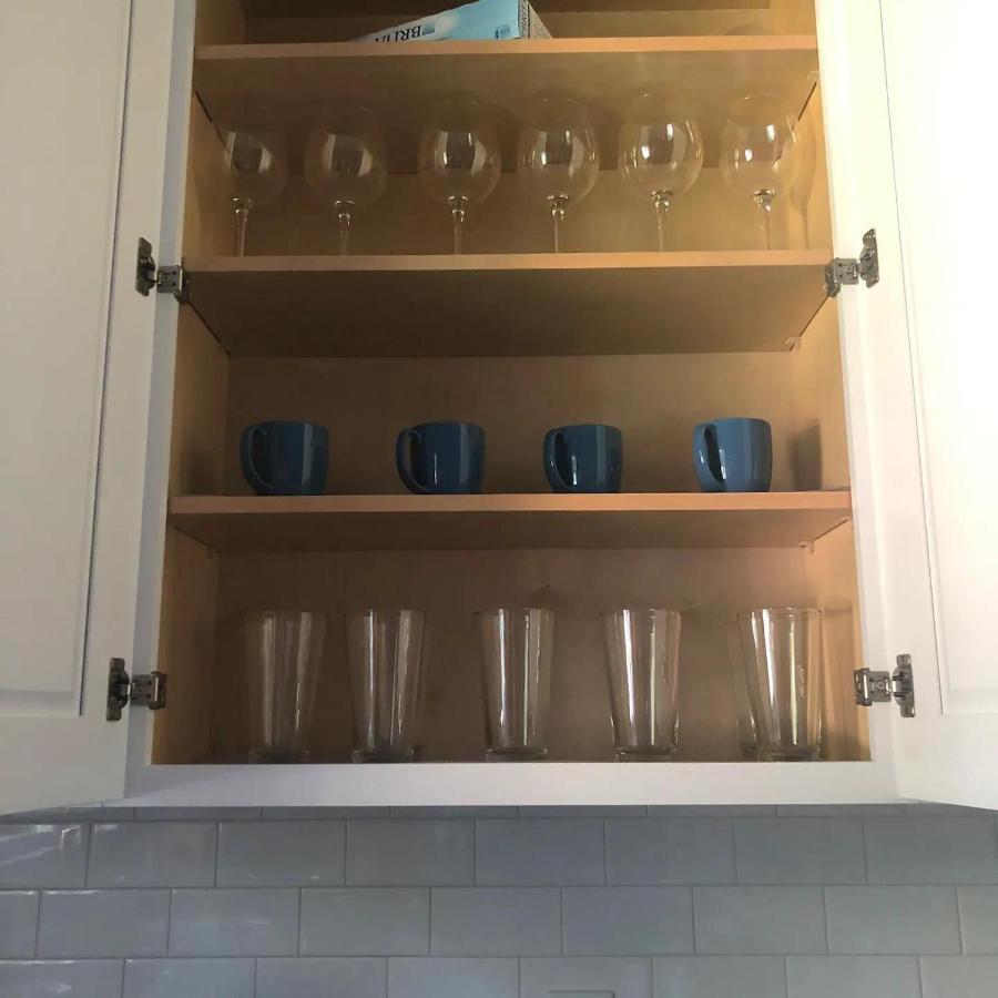 Recently Renovated Chic Durham Farmhouse エクステリア 写真