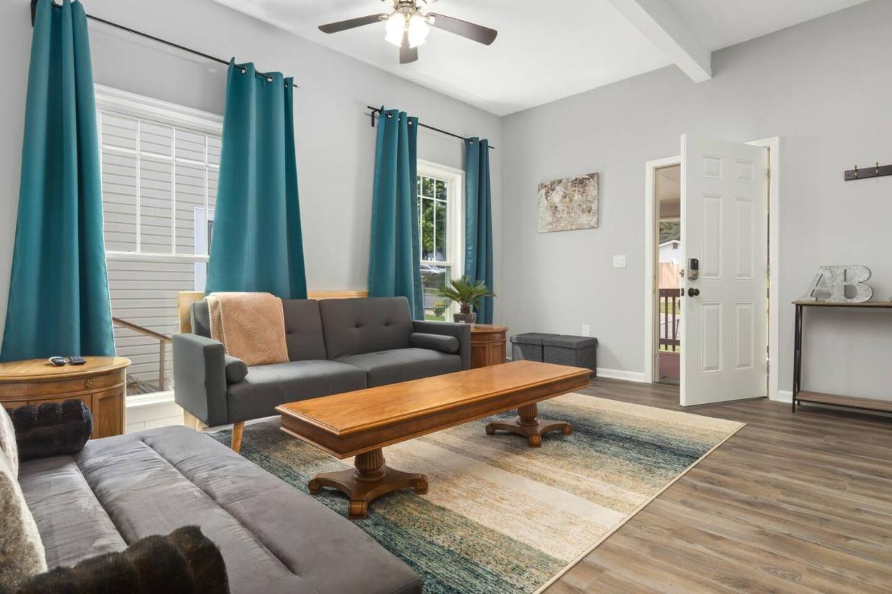 Recently Renovated Chic Durham Farmhouse エクステリア 写真