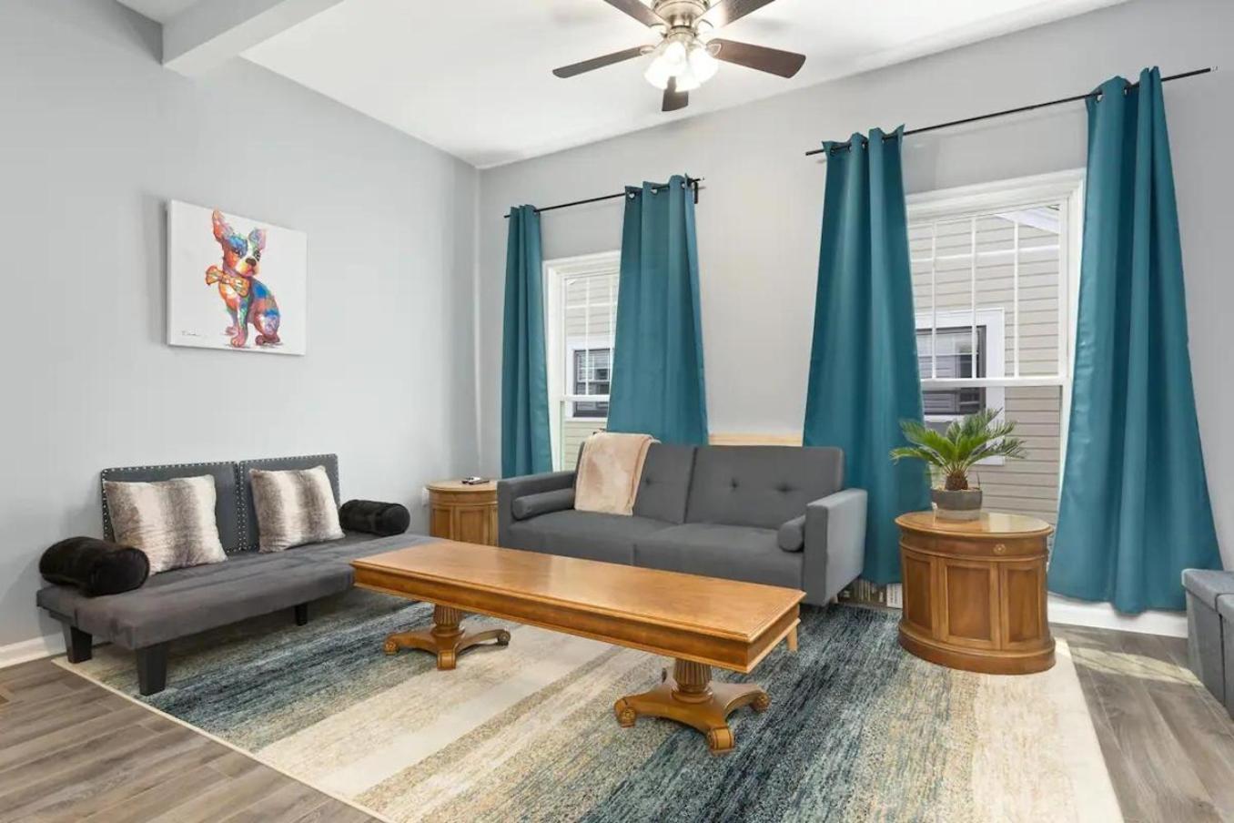Recently Renovated Chic Durham Farmhouse エクステリア 写真
