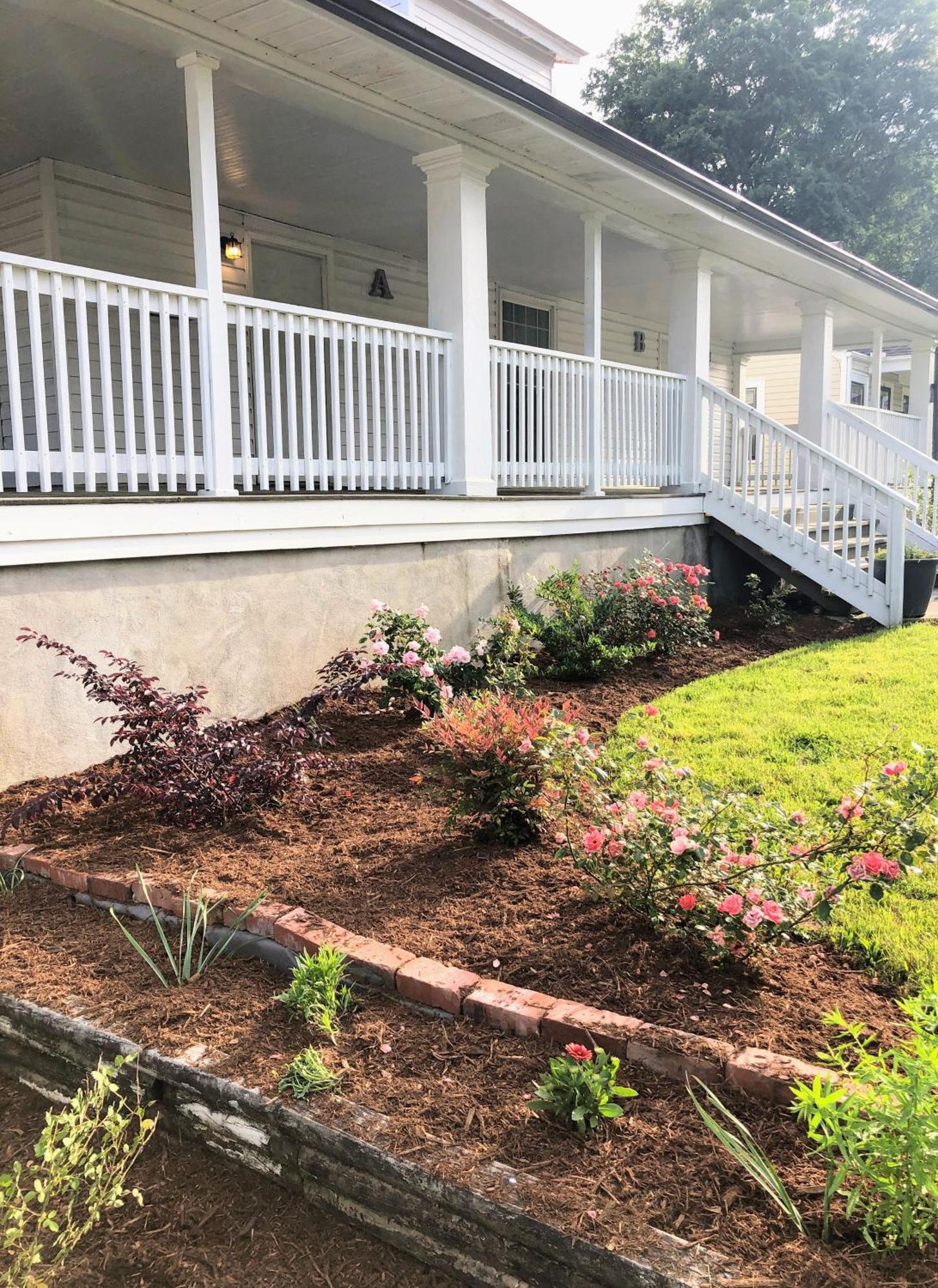 Recently Renovated Chic Durham Farmhouse エクステリア 写真